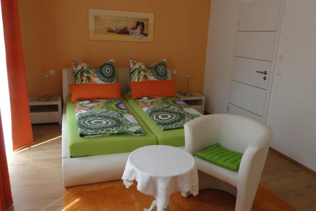 2 Zi-wohnung, 350 M Zum